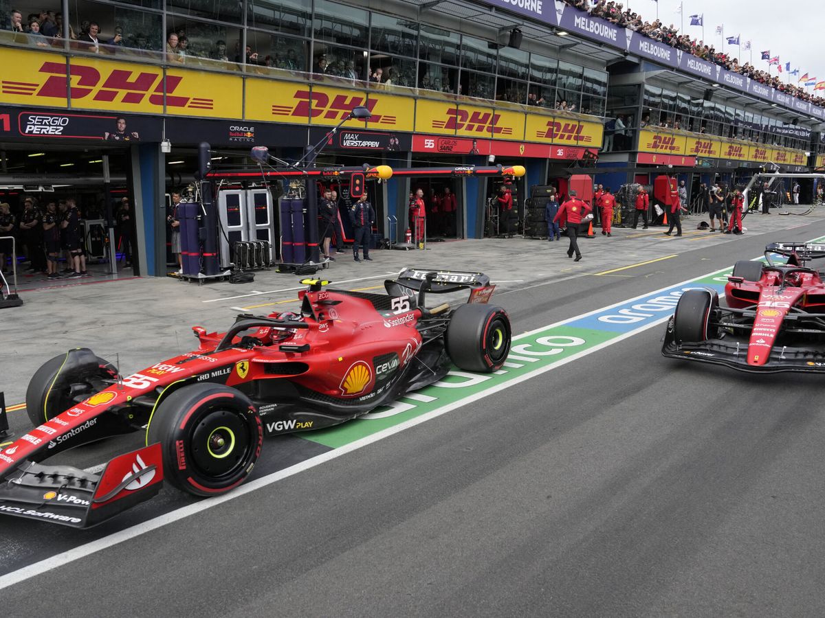 Foto: Sainz y Leclerc se preparan en la línea de boxes antes de salir a buscar su vuelta de clasificación