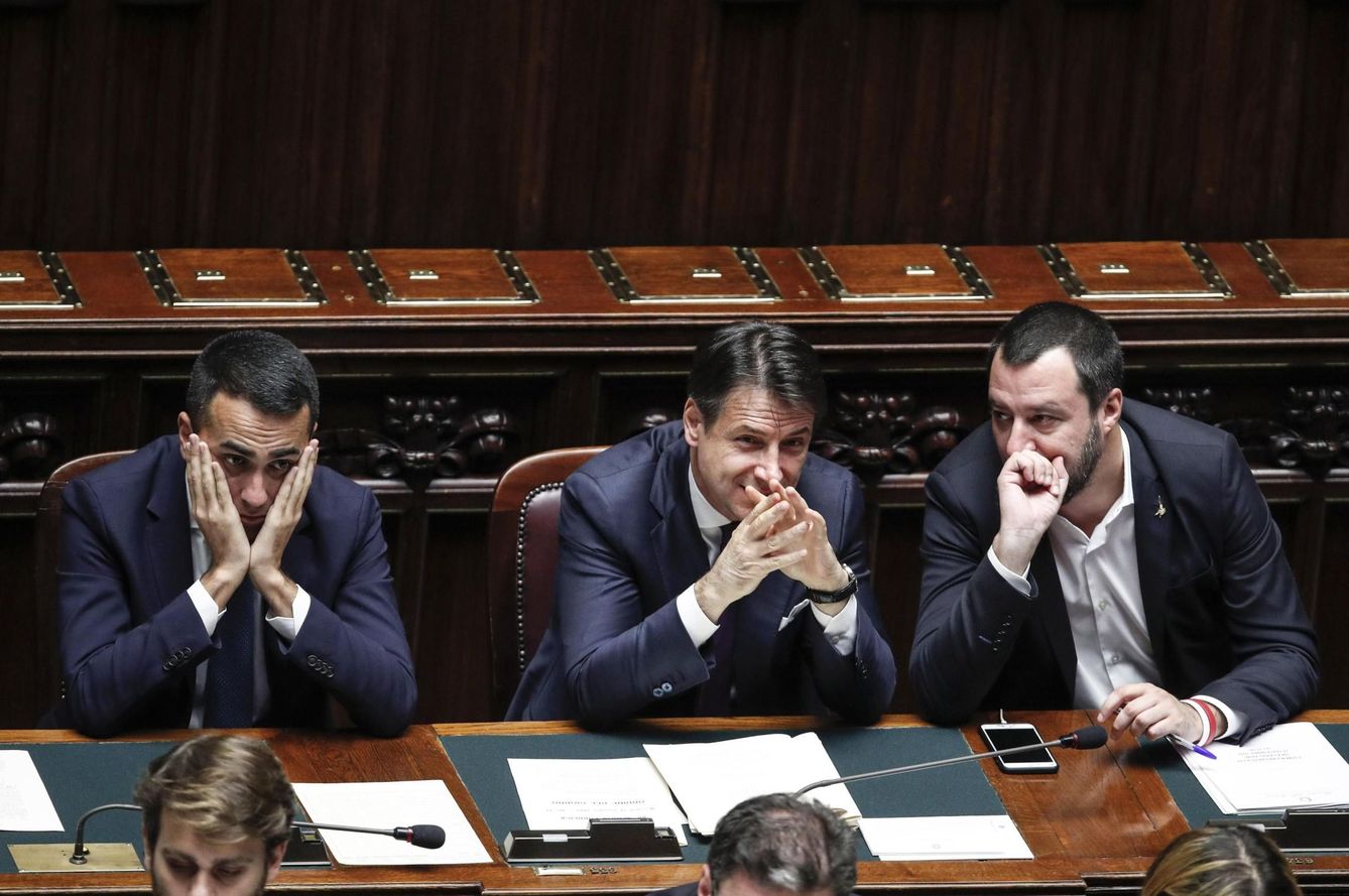  El primer ministro italiano, Giuseppe Conte, y los vicepresidentes del Gobierno de Italia, Matteo Salvini y Luigi Di Maio en el Parlamento. (EFE)
