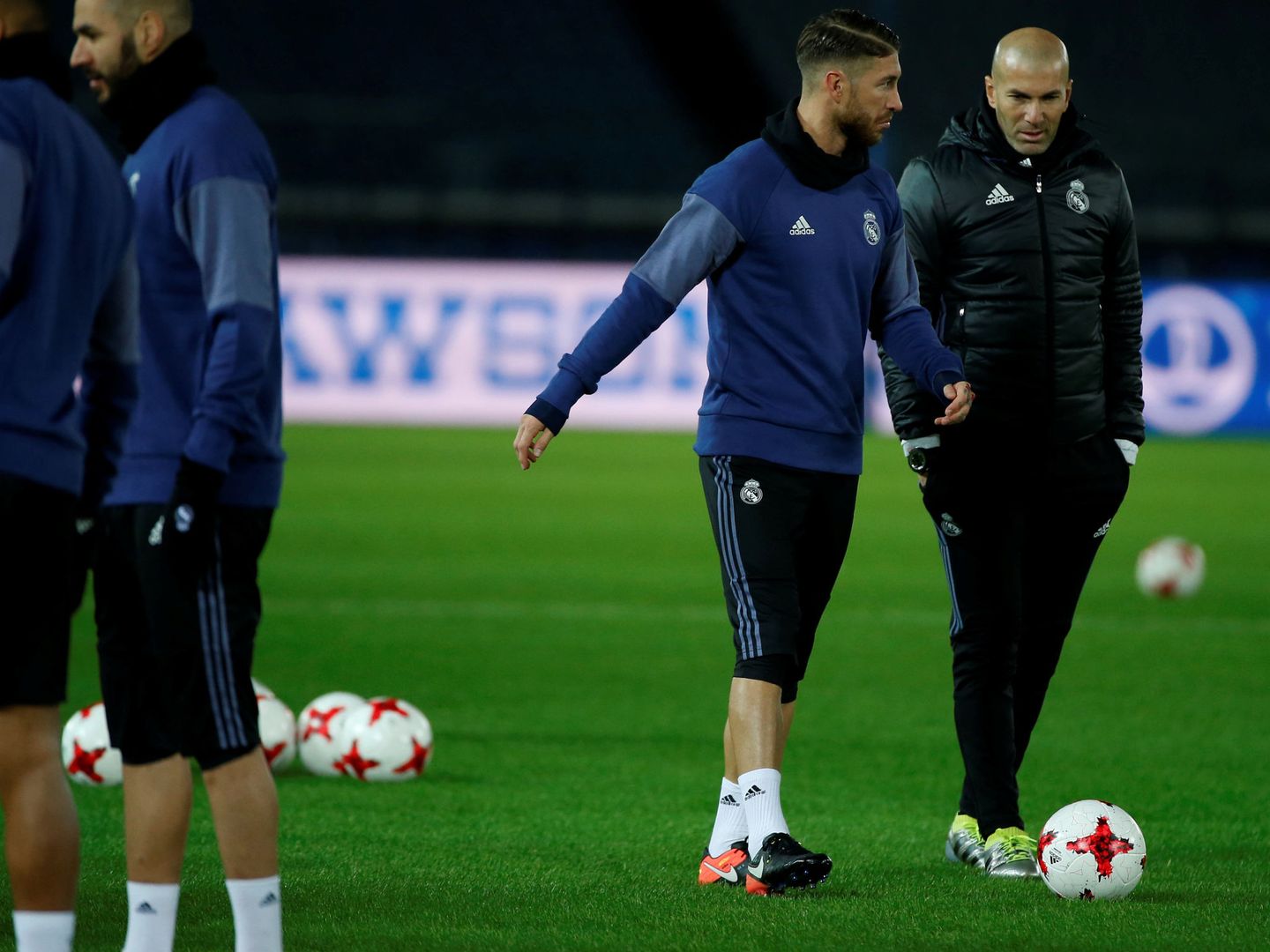 Ramos y Zidane conversan en el entrenamiento. (EFE)
