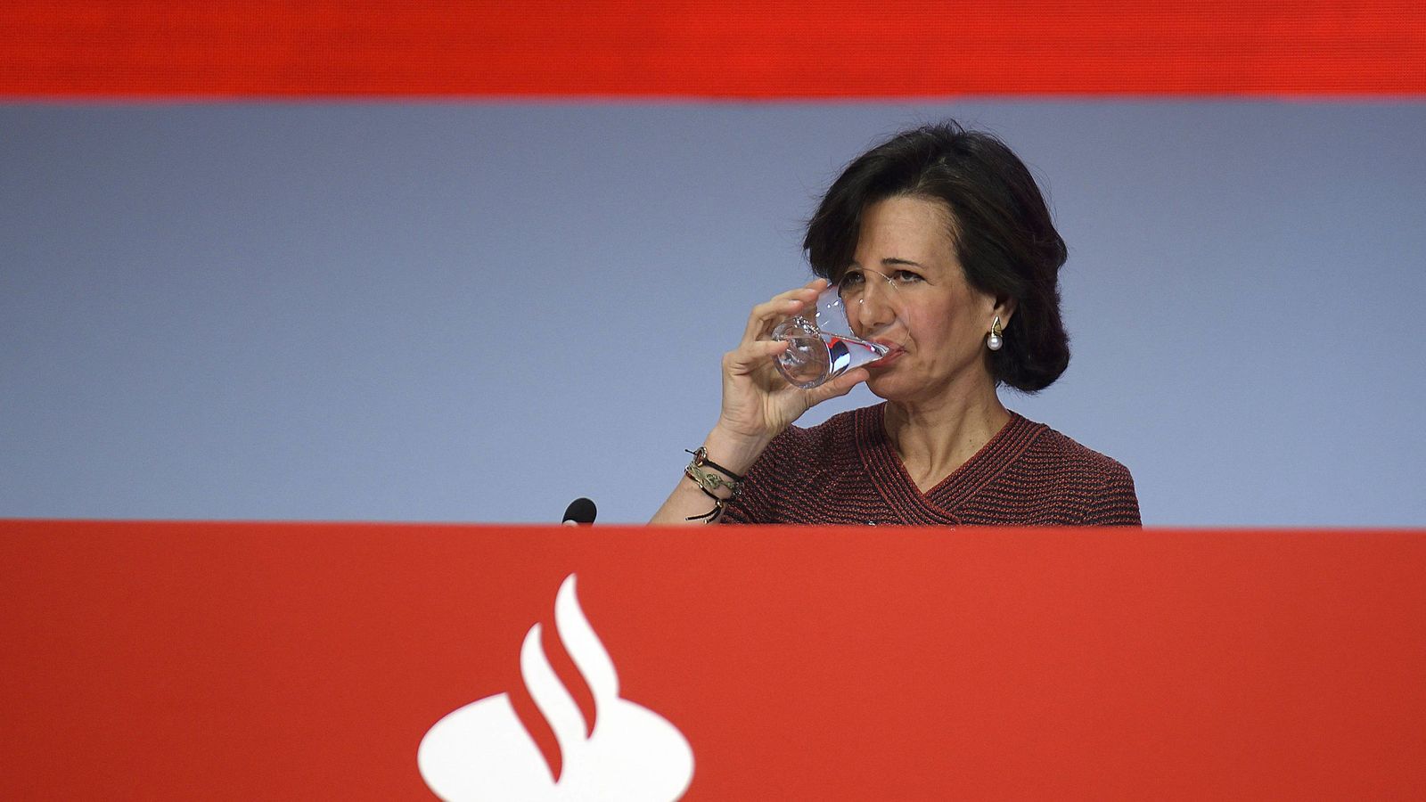 Foto: La presidenta del Banco Santander, Ana Botín, durante la junta general de accionistas de 2015. (EFE)