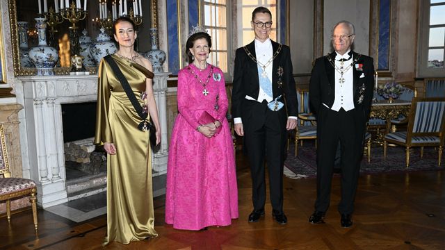 La primera dama de Finlandia, Suzanne Innes-Stubb, la reina Silvia de Suecia, el presidente de Finlandia, Alexander Stubb y el rey Carlos Gustavo de Suecia. (EFE/Fredrik Sandberg)