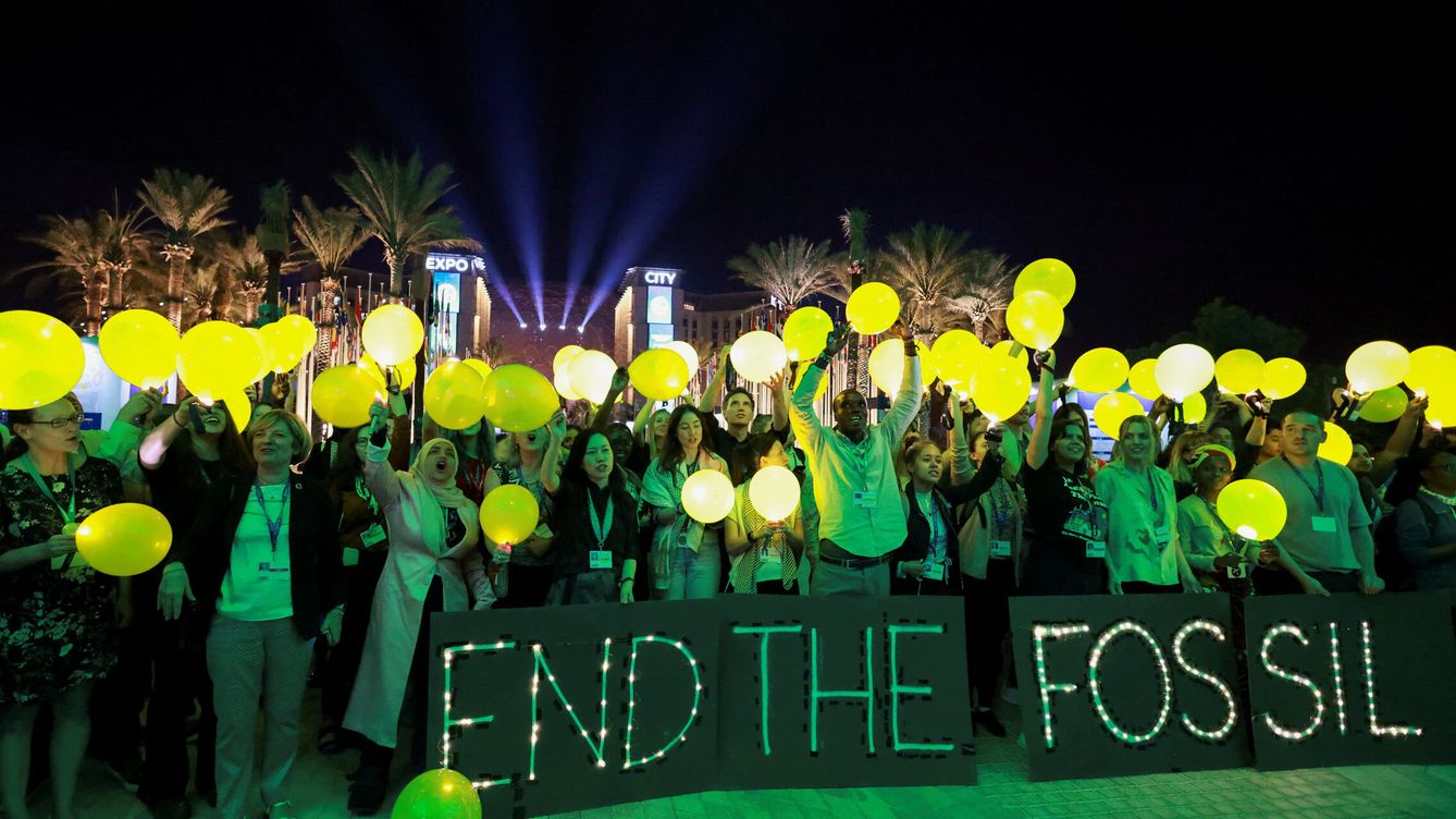 Foto: Protesta contra las energías fósiles frente a la Expo City de Dubái en el final de la COP28. (Reuters/Thaier Al-Sudani)