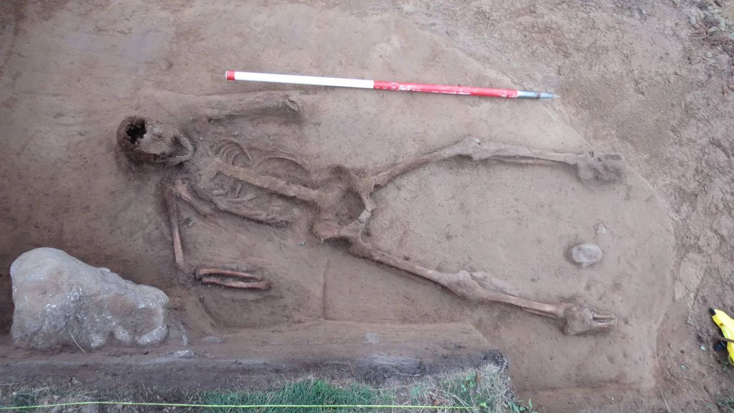 El esqueleto sin manos, visto desde arriba (Foto: Arqueología Isla de Guernsey)