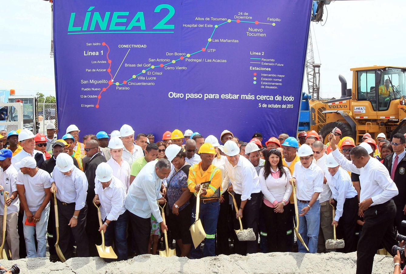 El presidente Varela (centro con casco) y el ministro Roy (derecha con casco) inauguran las obras del metro realizadas por FCC y Odebrecht. (EFE)