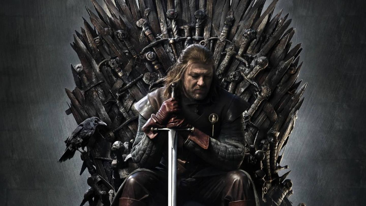Ned Stark en el Trono de Hierro junto a un cuervo. (HBO)