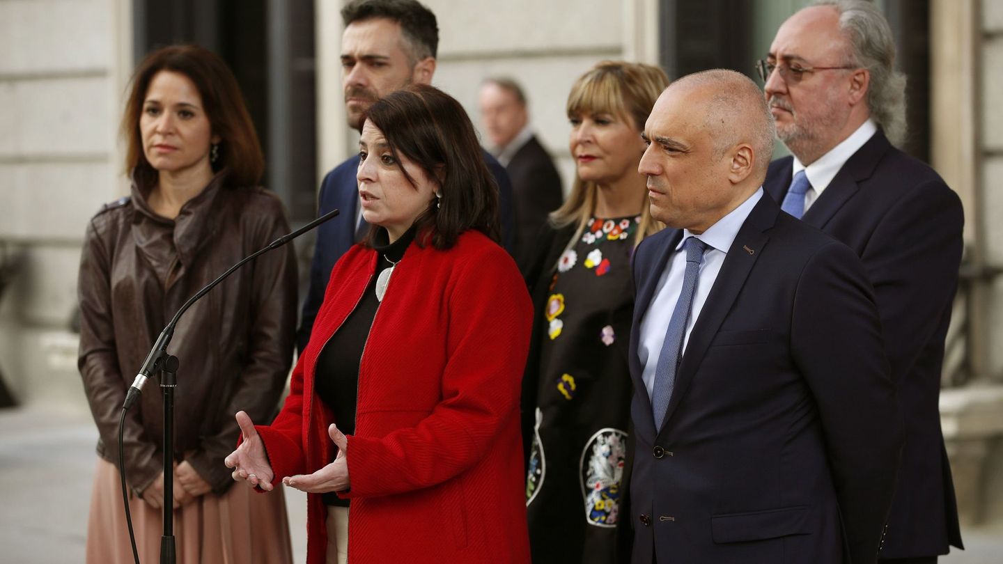 La portavoz parlamentaria del PSOE, Adriana Lastra, junto al secretario general del PSOE en la Cámara Baja, Rafael Simancas. (EFE)