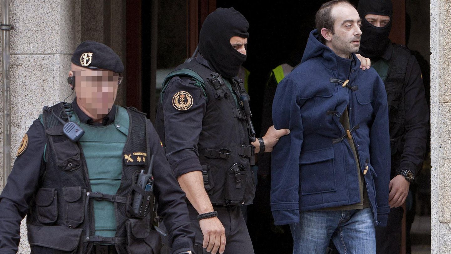 La Guardia Civil traslada el 30 de octubre de 2015 a uno de los nueve detenidos ese día de Resistencia Galega. (EFE)
