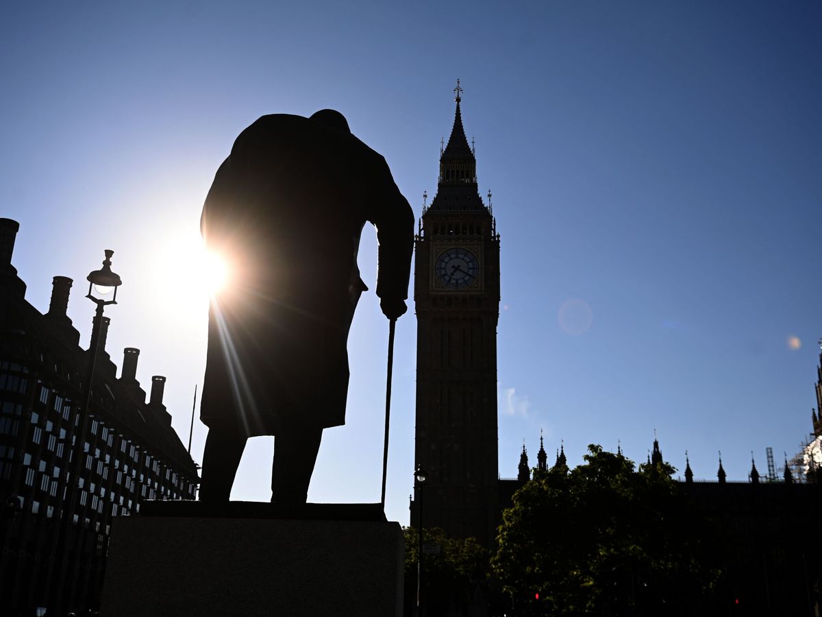 Foto:  El sol sale detrás de la estatua del ex primer ministro británico Winston Churchill junto a las Casas del Parlamento. EFE/Neil Hall