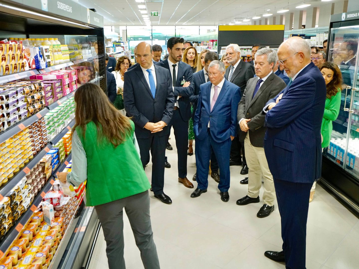 Pedro Siza Vieira, ministro adjunto de Economía; Luís Medeiros Vieira, secretario de Estado de Alimentación; Eduardo Vítor Rodrigues, presidente de la Cámara de Vila Nova de Gaia, y Juan Roig inauguran la primera tienda de Mercadona en Portugal.