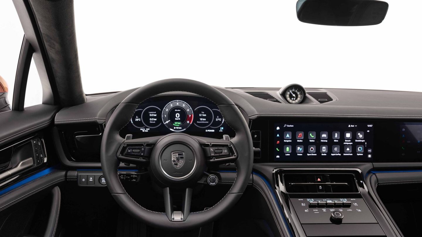 Porsche dice haber estudiado el equilibrio entre mandos analógicos y digitales.