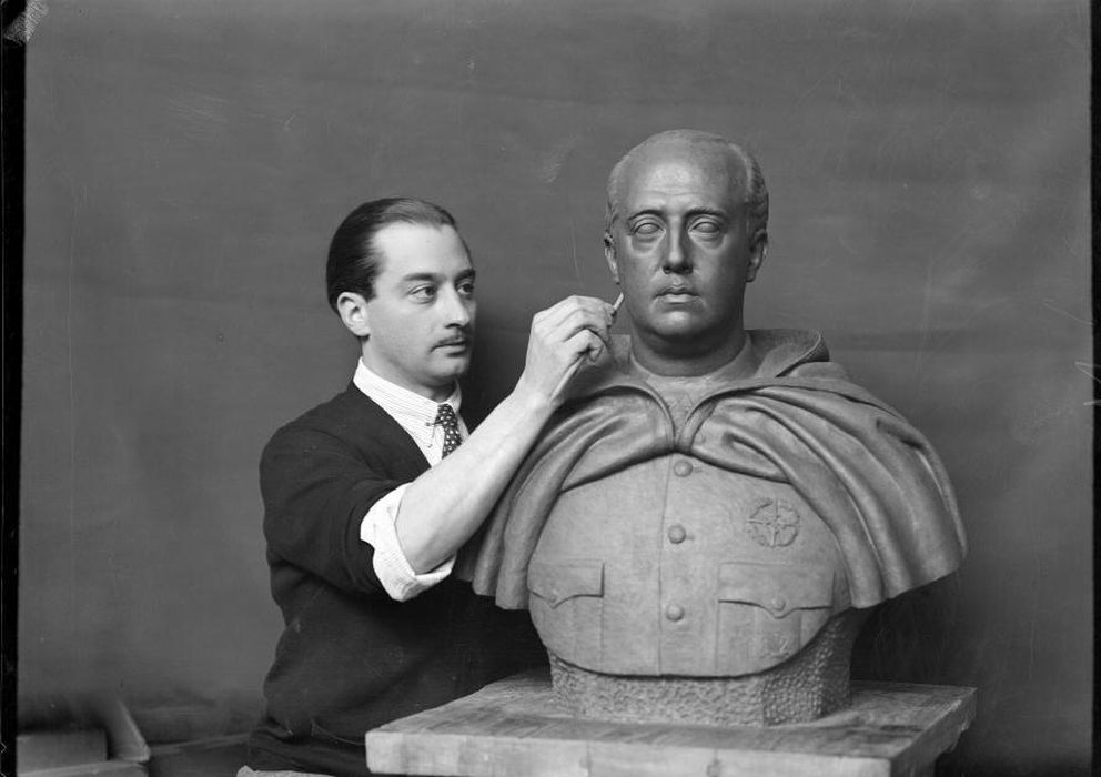 Foto: El escultor Emilio Aladrén Perojo (1906-1944) trabajando sobre un retrato de Franco. (Instituto del Patrimonio Cultural de España)