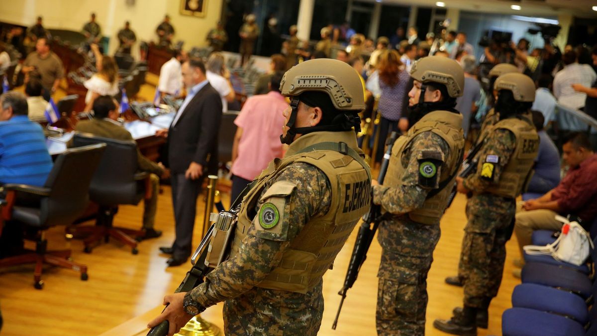 El presidente de El Salvador irrumpe en el Congreso con militares e inicia una crisis