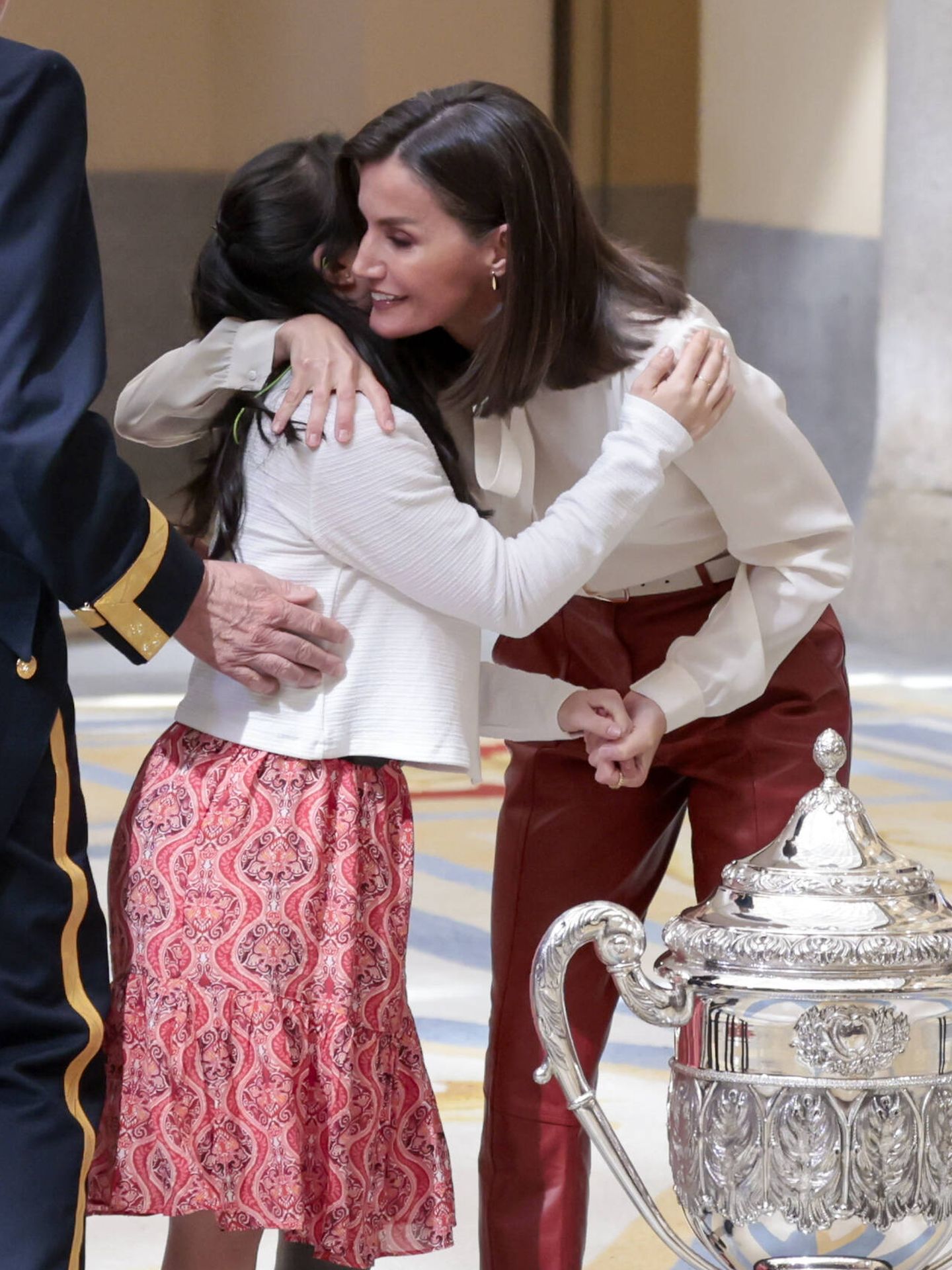 La Reina abrazó a una de las premiadas.  (Gtres)