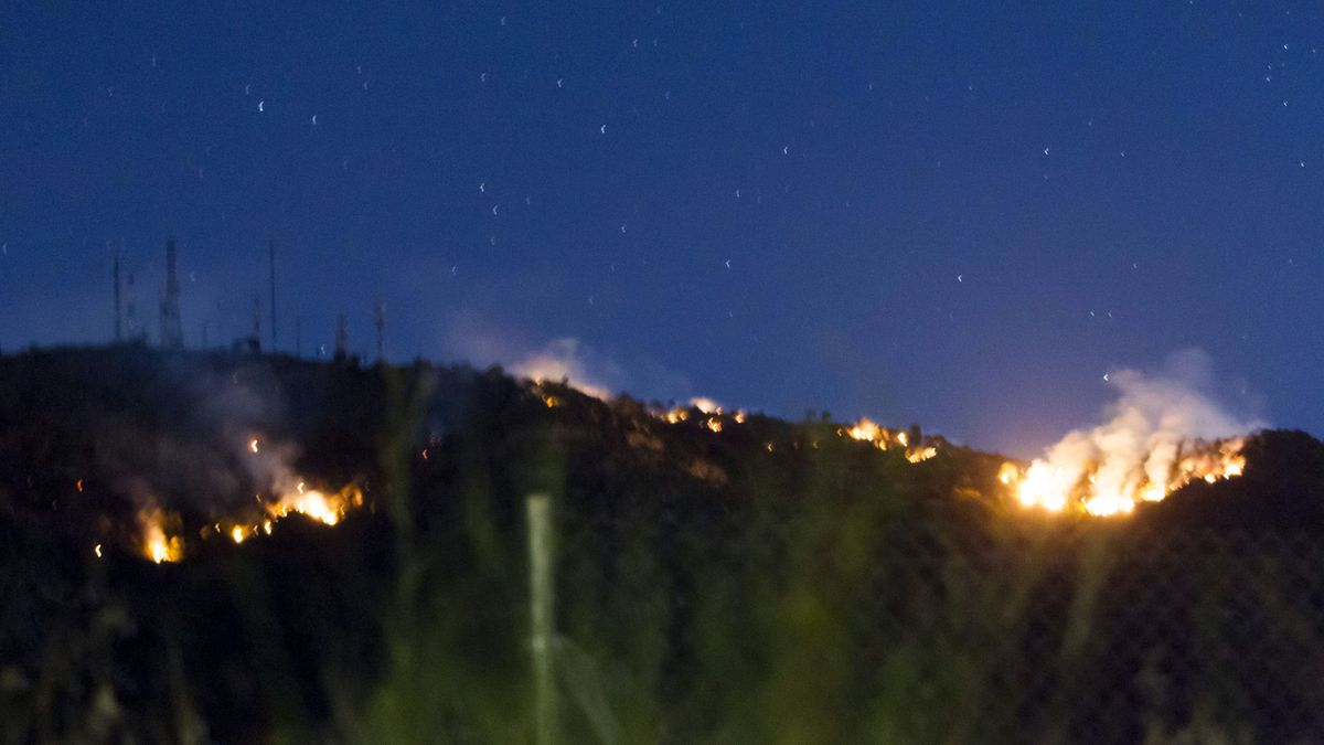 Logran frenar algunos frentes del incendio forestal de Arroyo de San Serván (Badajoz)