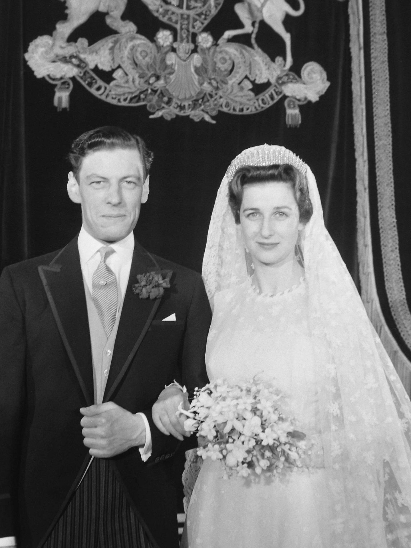 La princesa Alexandra de Kent y Angus Ogilvy, en el retrato oficial de su boda. (Imagen de archivo)