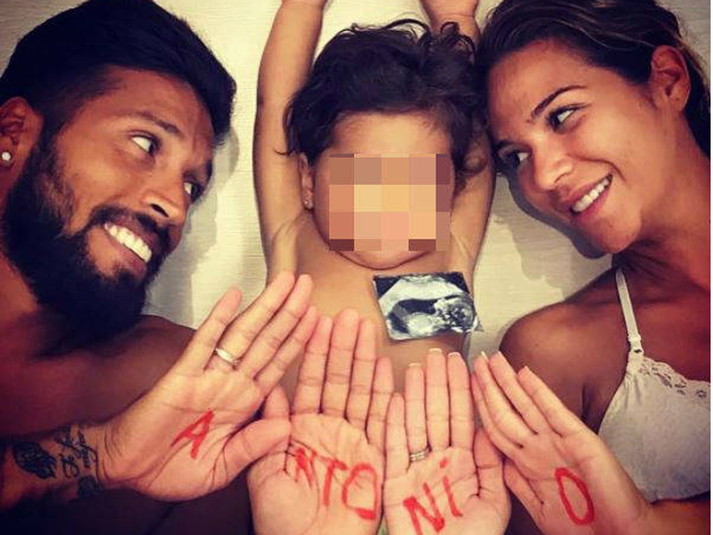 Ezequiel Garay y Tamara Gorro junto a su hija. (Instagram)