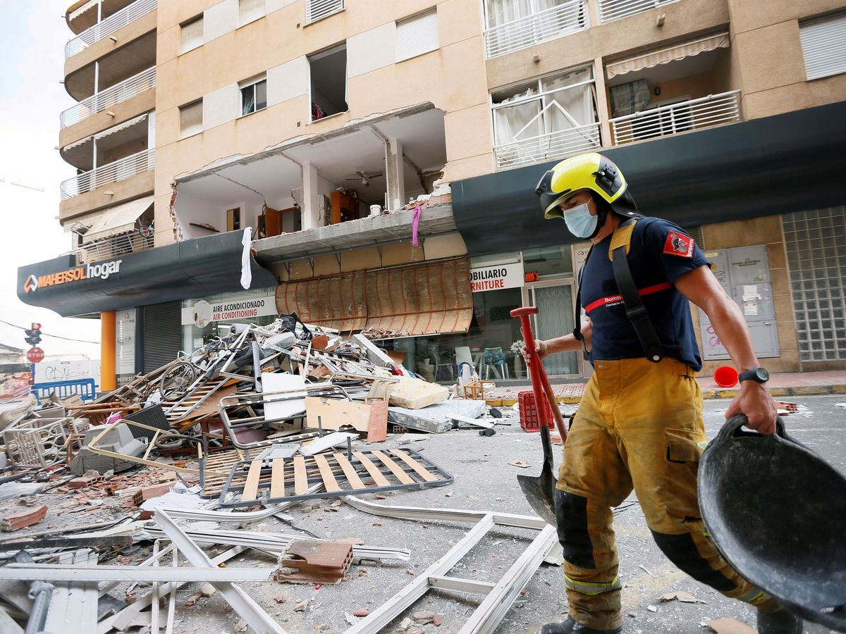 Foto: Escombros tras la explosión de la vivienda de Torrevieja. (EFE)
