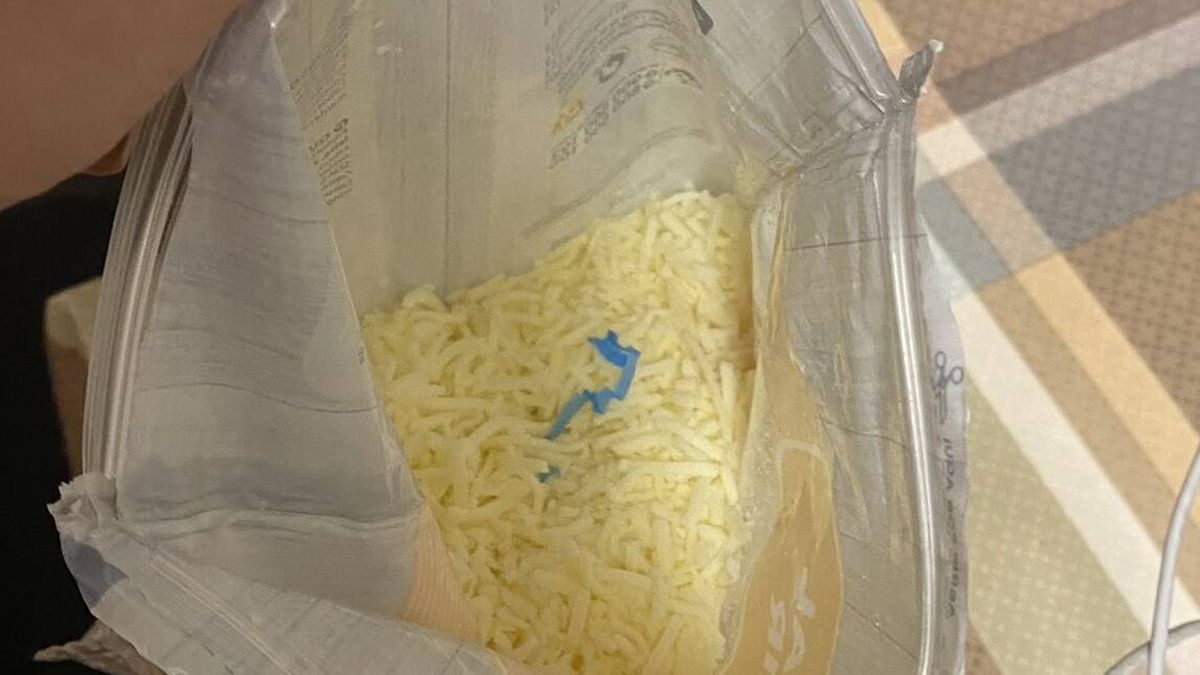 La desagradable sorpresa que una clienta encontró dentro de un queso