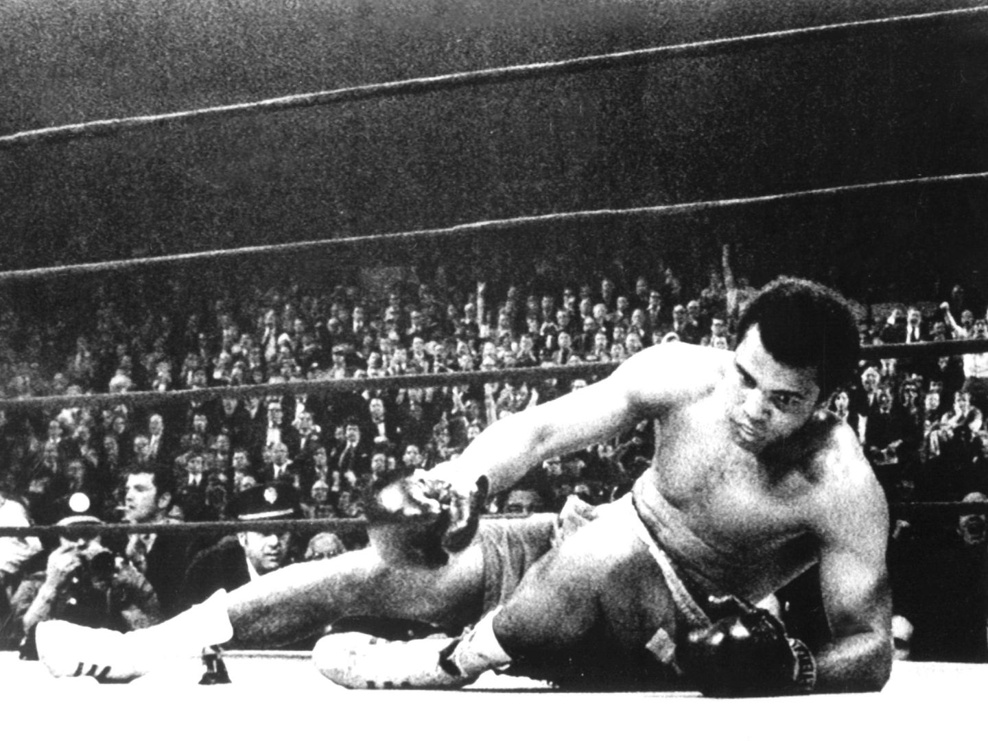 Muhammad Ali en una caída. (EFE)