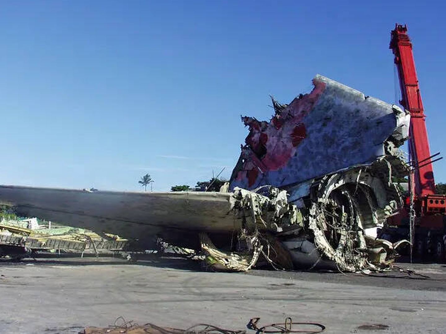 Imágenes de los restos de la aeronave tras el accidente (Fuente: Informe oficial)