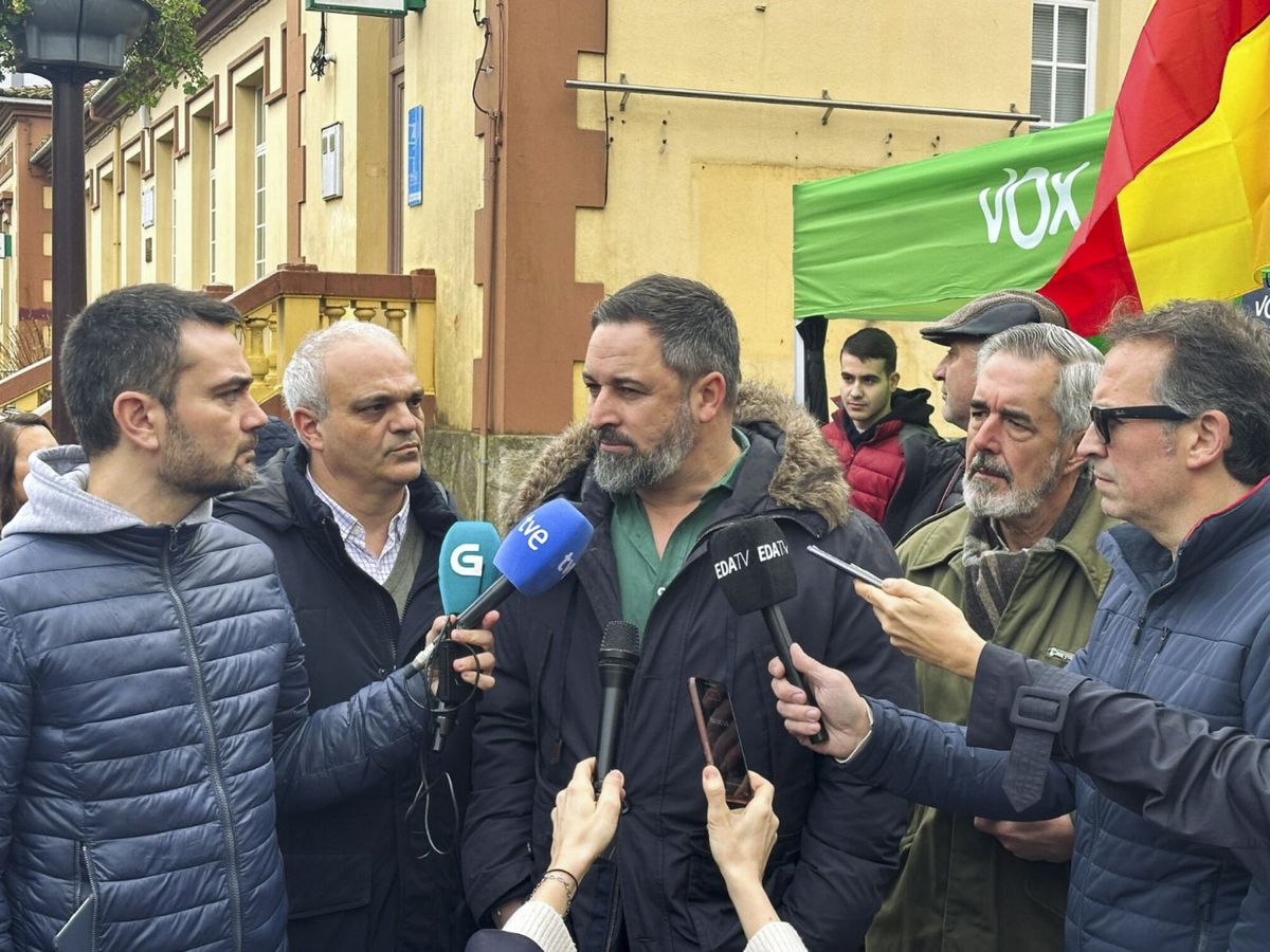 Foto: El presidente de Vox, Santiago Abascal, realiza declaraciones a los medios en Carballo, A Coruña. (EFE/Vox)