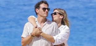 Post de El lenguaje corporal de Albert Rivera y su novia en la playa: enamorados, pero más ella