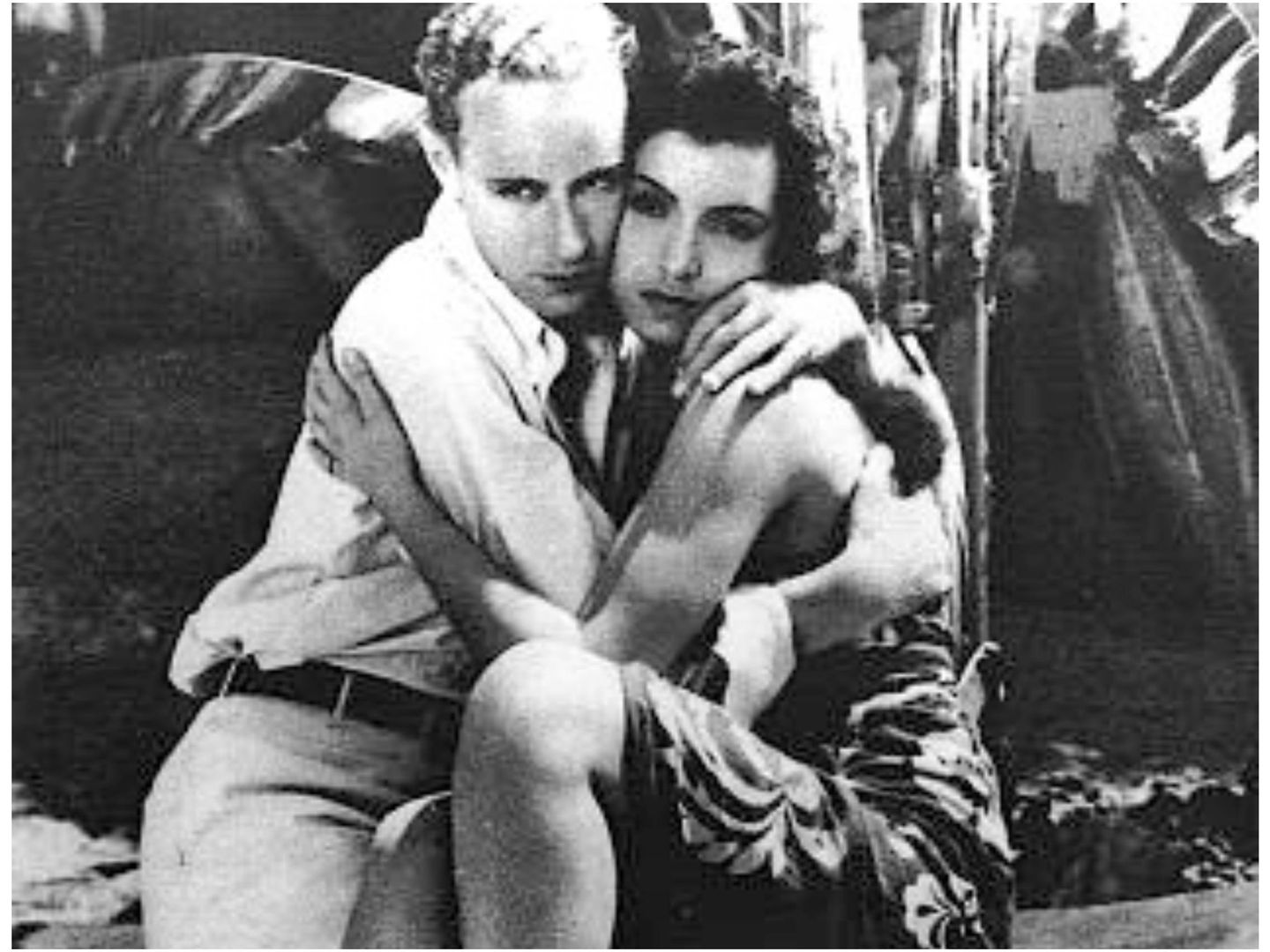 Conchita Montenegro y Leslie Howard, en otro fotograma de 'Prohibido'. (Metro-Goldwyn-Mayer)
