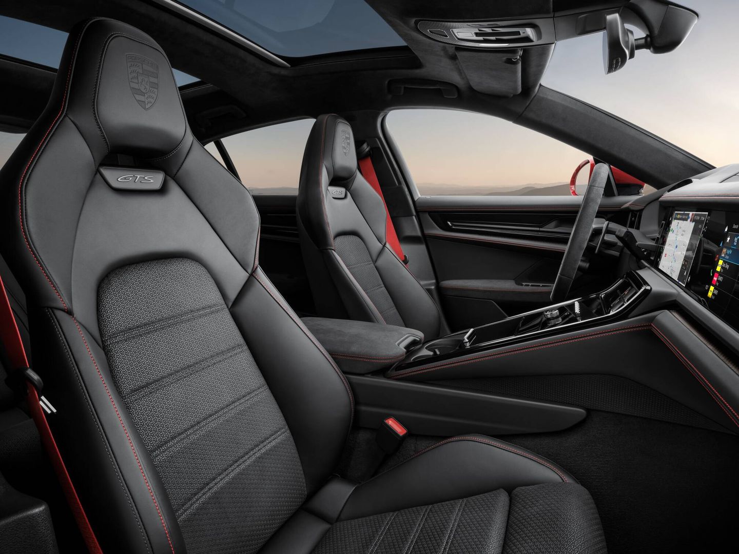Porsche ofrece dos paquetes interiores específicos para el GTS en rojo Carmín o gris Pizarra Neo.