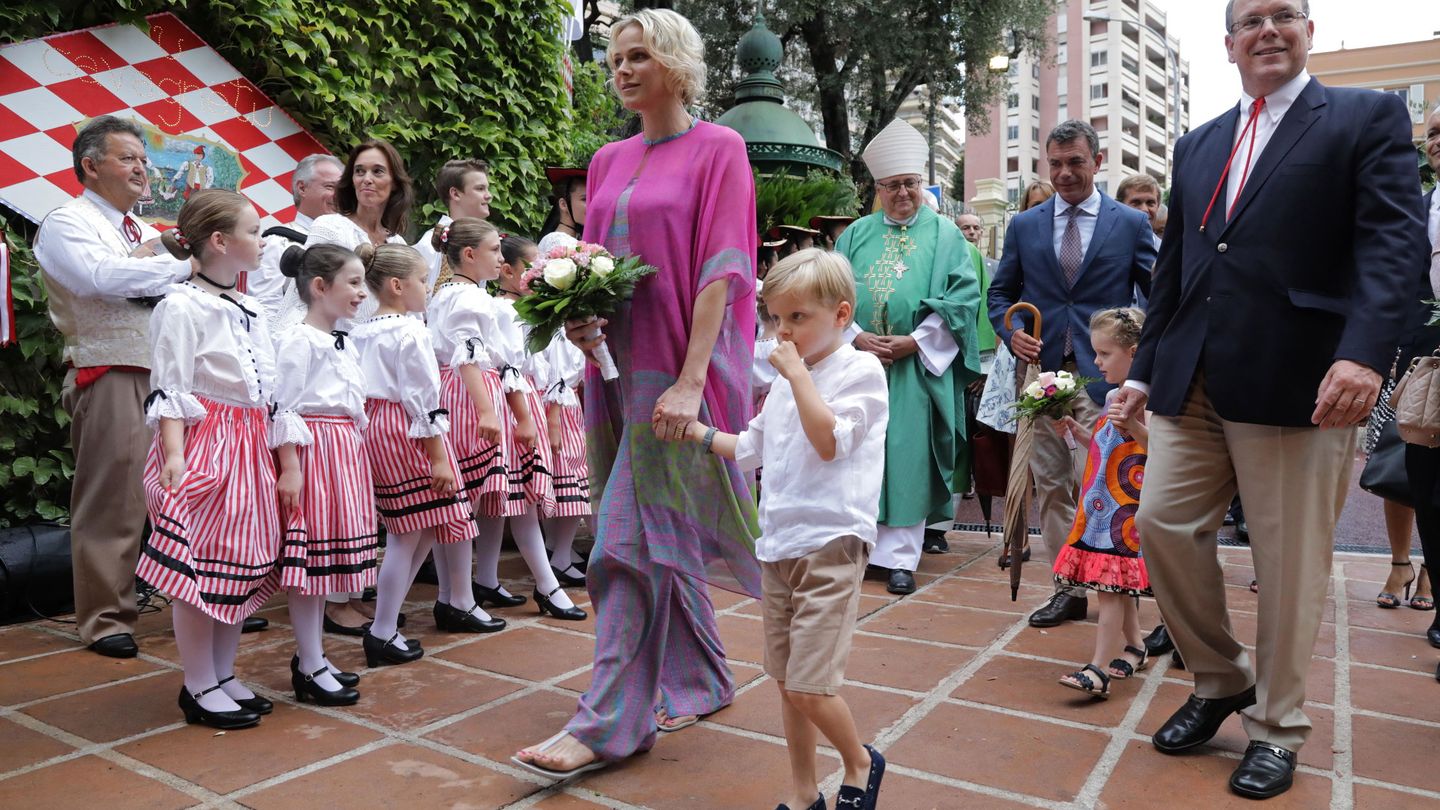 Charlène y Alberto de Mónaco, con sus hijos el pasado viernes. (EFE)