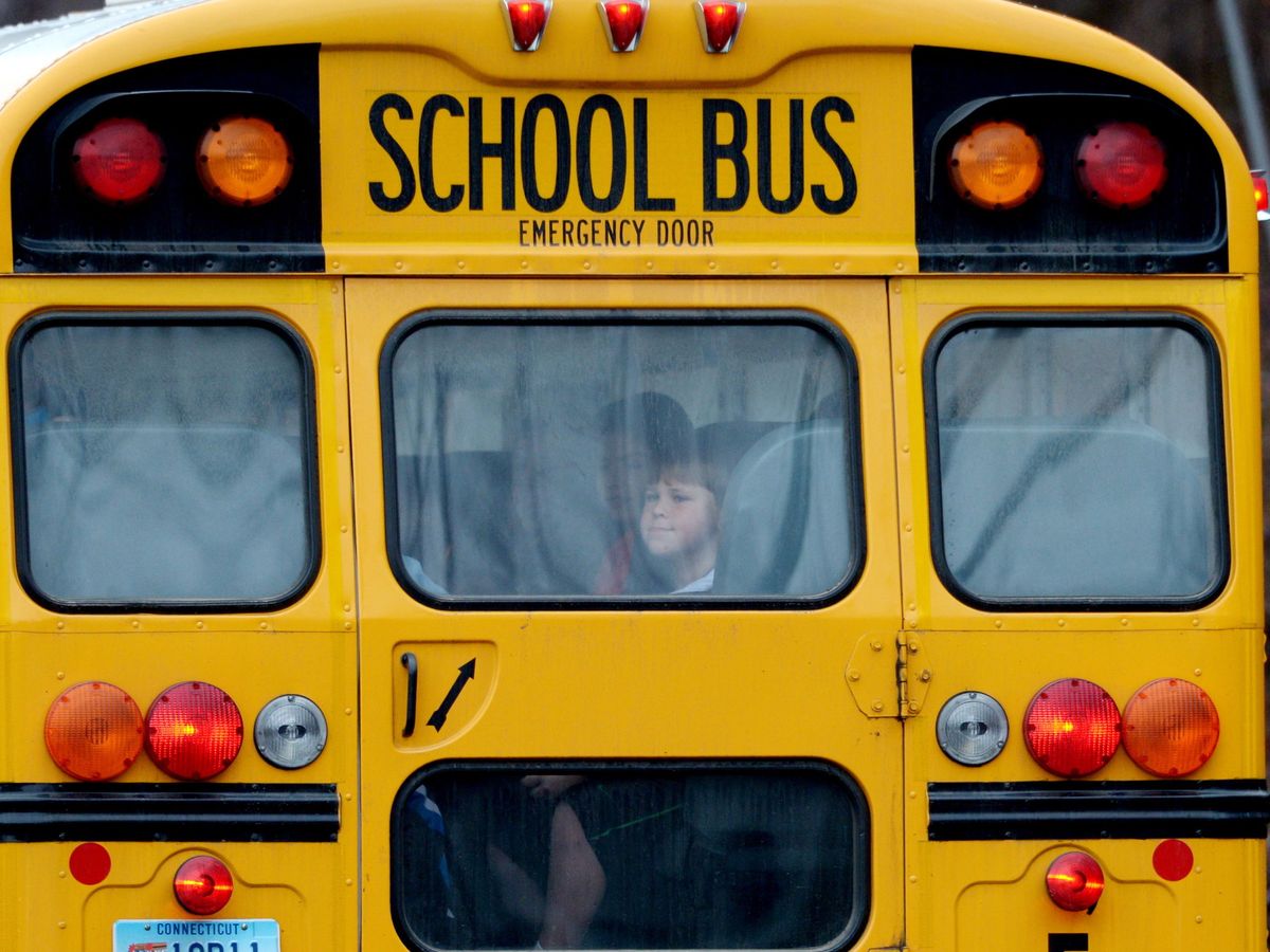 Foto: Un niño mira a través de la ventana de su autobús escolar. (Reuters)