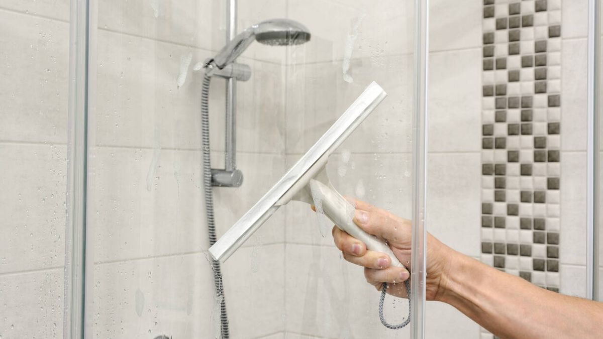El truco que cada vez está probando más gente para limpiar la cal de la mampara de la ducha 
