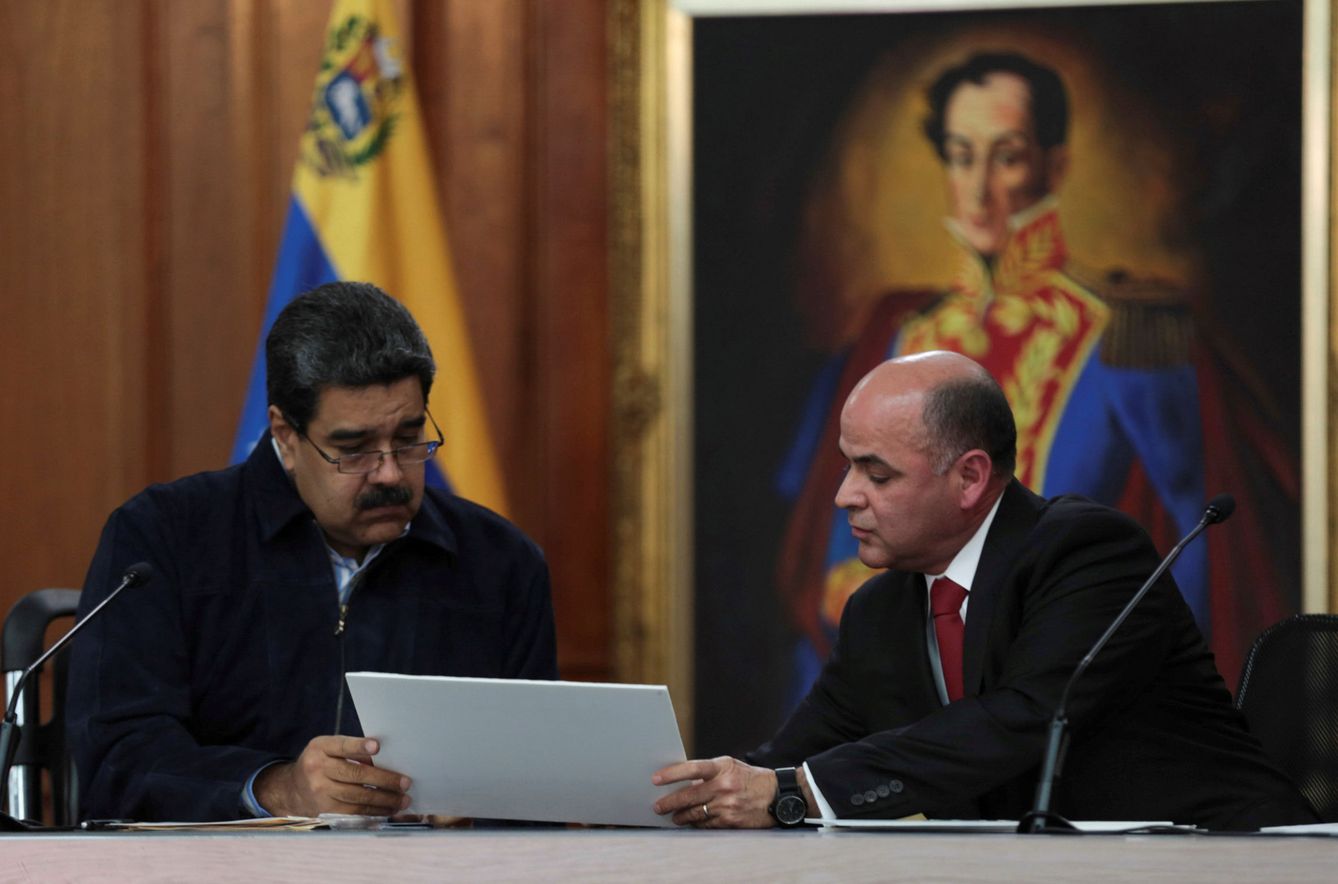El general Manuel Quevedo, presidente de PDVSA, habla con Nicolás Maduro en el Palacio de Miraflores, en agosto de 2018. (Reuters)