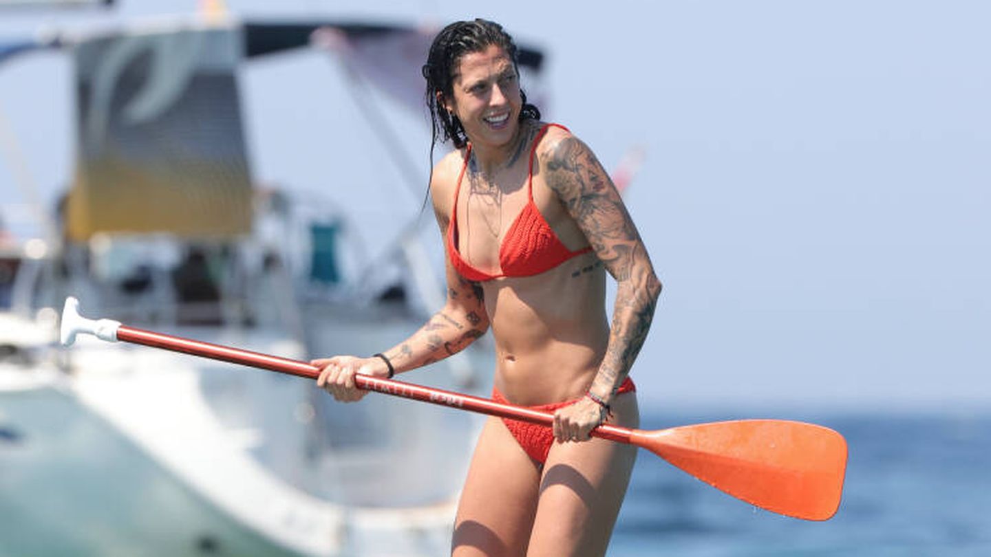 Jennifer Hermoso practica paddle-surf en Ibiza. (Gtres)