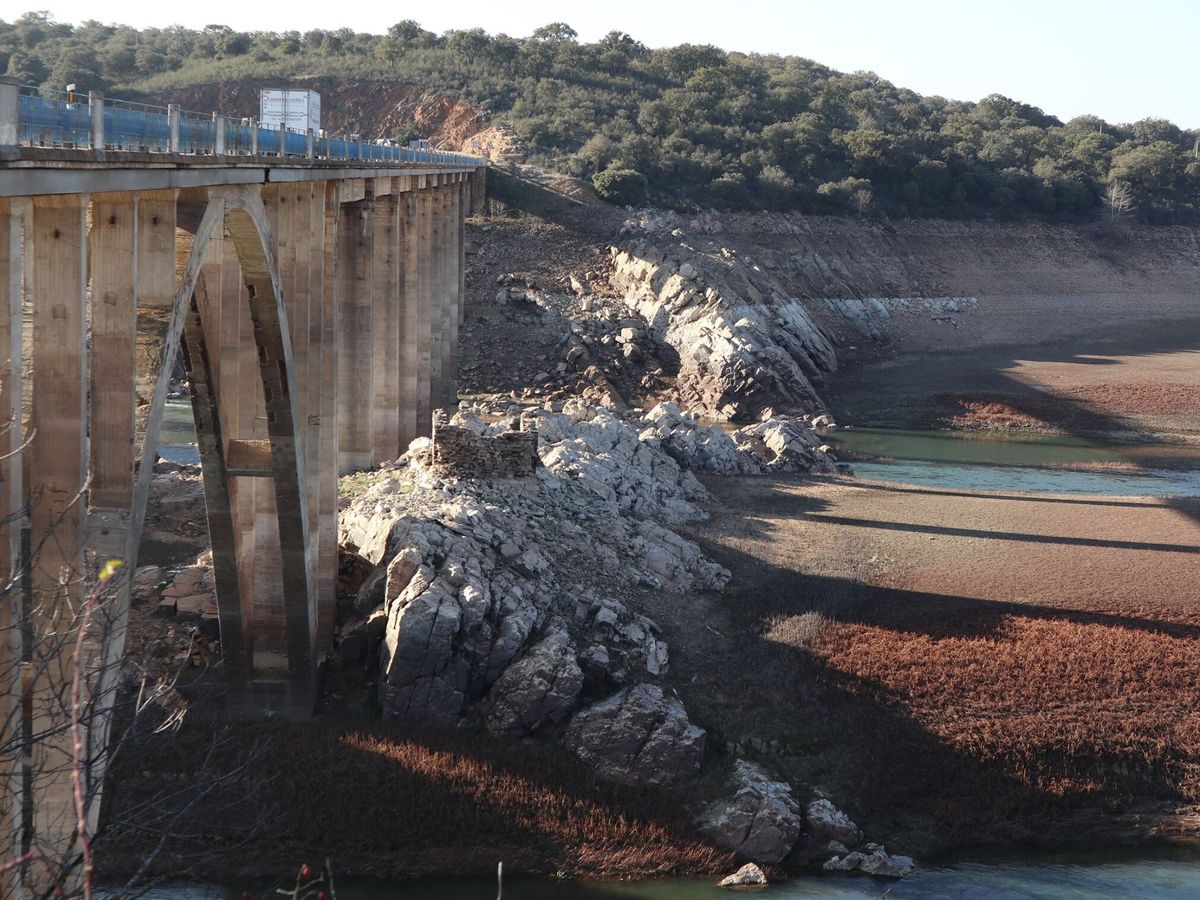 Foto: Pantano de Ricobayo en la provincia de Zamora, muy por debajo de su capacidad. (EFE/Mariam A. Montesinos)