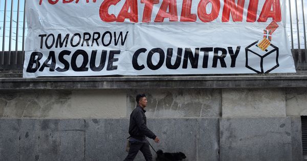 Foto: Un hombre pasa bajo una pancarta que reza 'Hoy Cataluña, mañana el País Vasco', en Bilbao. (Reuters)