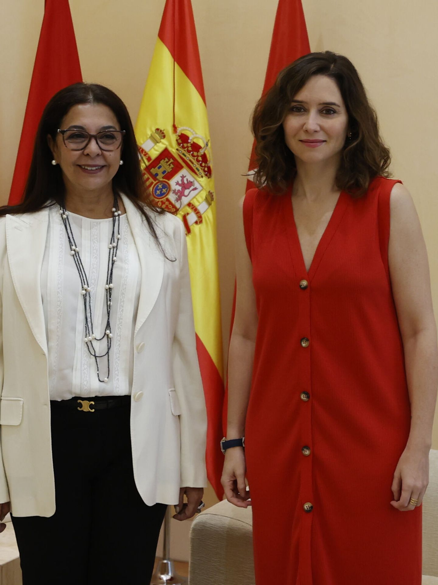 La presidenta de la Comunidad de Madrid, Isabel Díaz Ayuso, recibe a la embajadora del Reino de Marruecos en España, Karima Benyaich. (EFE/Javier Lizón)