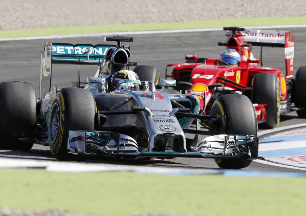 Foto: Fernando Alonso se quedó muy lejos del Mercedes de Lewis Hamilton (AP).