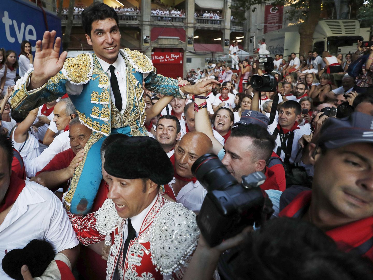 Cayetano Rivera sale a hombros por la puerta grande de la plaza de toros de Pamplona el pasado año. (EFE)