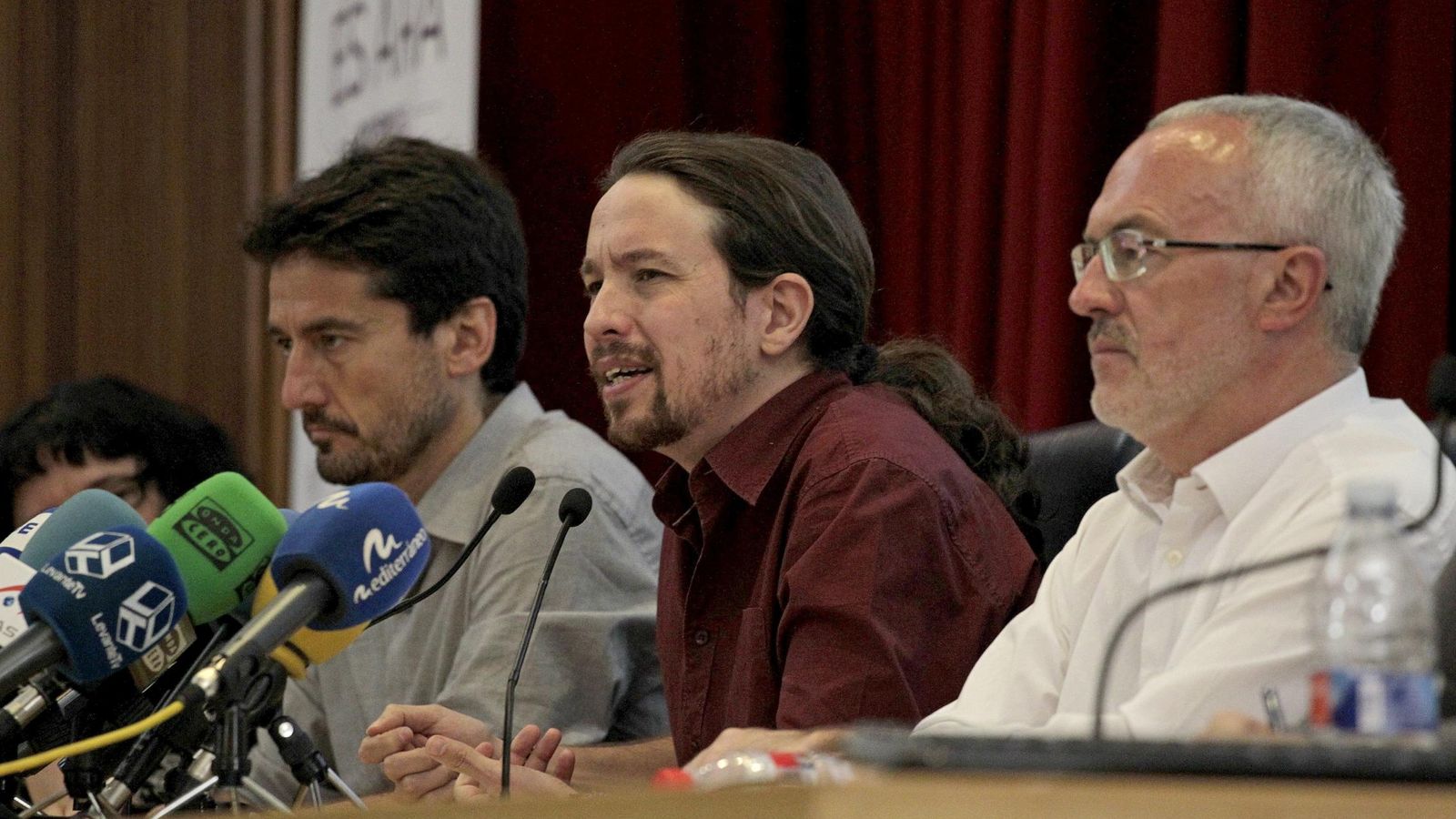 Foto: El portavoz de Valencia en Comú, Jordi Peris (i), con Pablo Iglesias y Antonio Montiel. (Reuters)