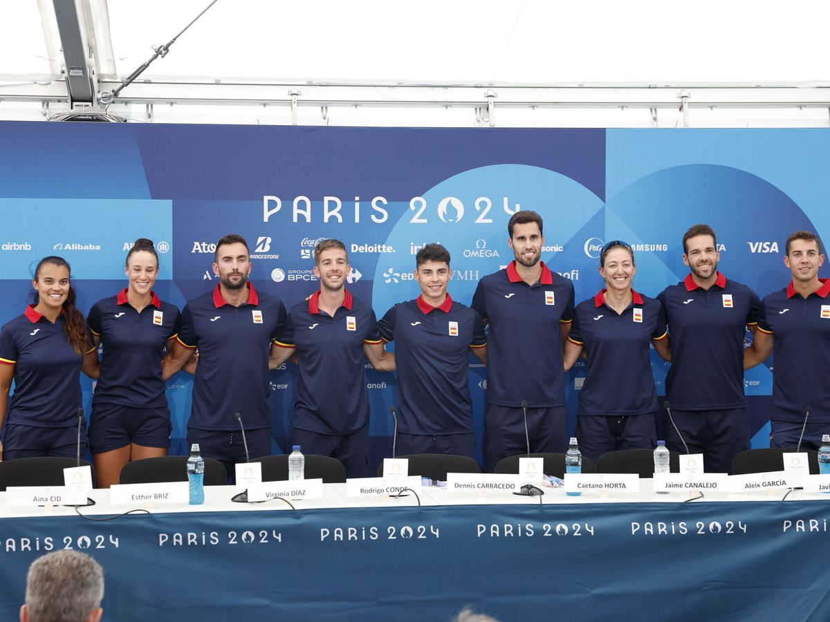 Foto: El equipo español de remo, en la rueda de prensa en la villa olímpica. (EFE/Chema Moya)