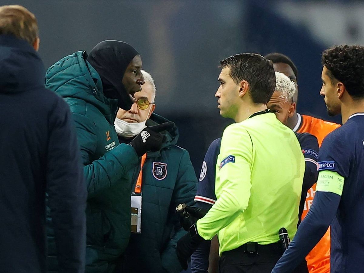 Foto: Demba Ba se enfrenta al equipo arbitral por un comentario racista. (EFE)