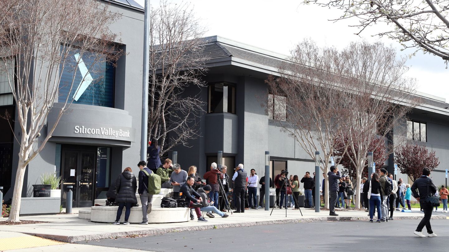 Colas de clientes del Silicon Valley Bank esperan a las puertas de una sucursal en Palo Alto. (Reuters)