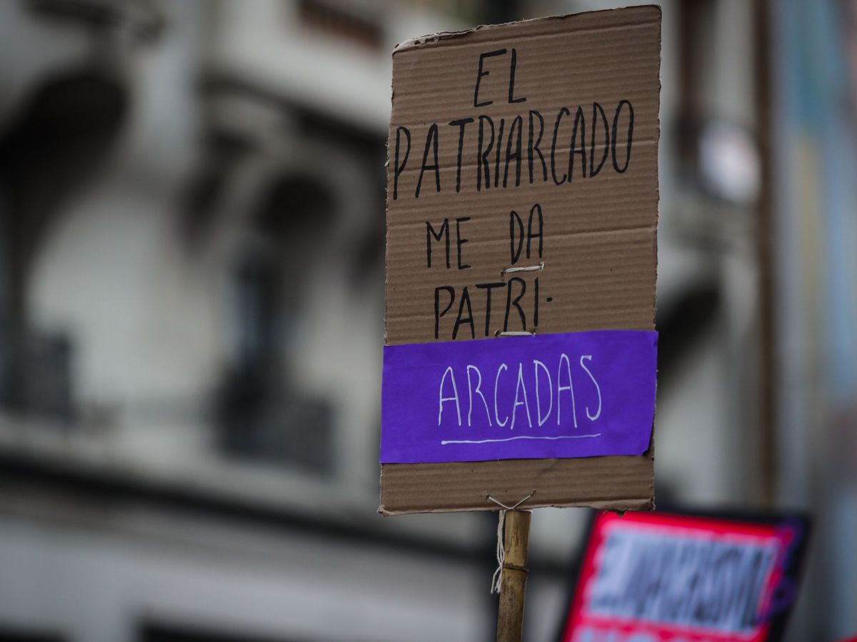 Foto: Un cartel de protesta durante una marcha por el 8-M. (EFE)