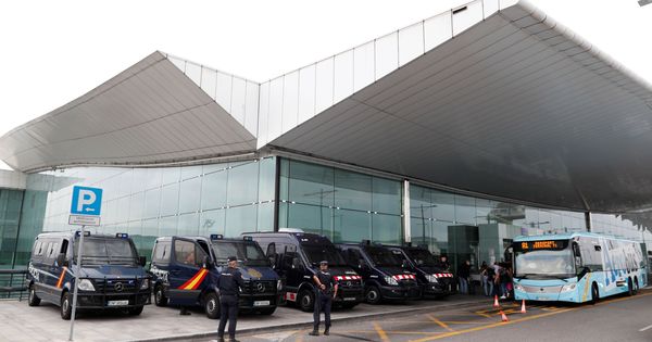 Foto: Mossos d'Esquadra y Policía Nacional se han desplegado desde primeras horas de hoy en el Aeropuerto de Barcelona. (EFE)