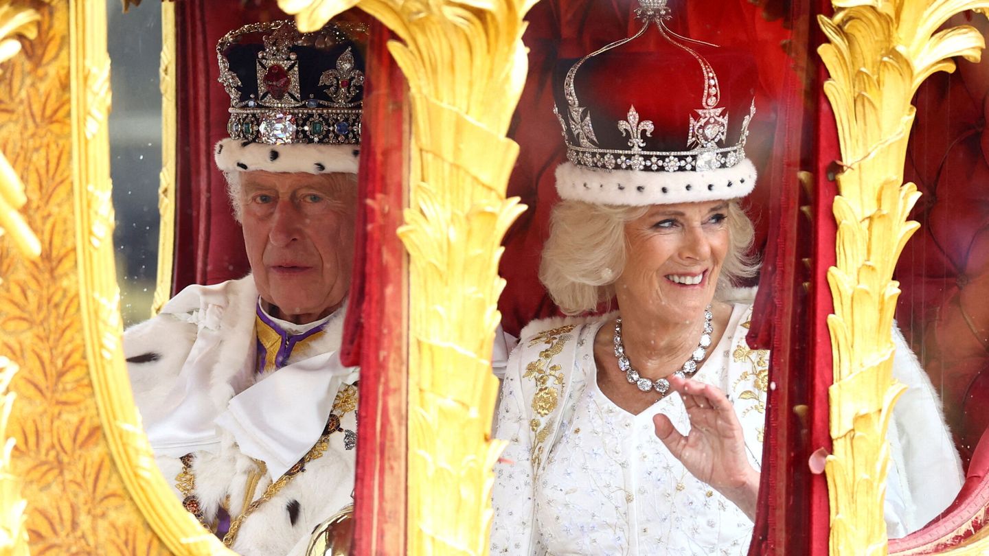 Los reyes, en su carruaje el día de la coronación. (Reuters)