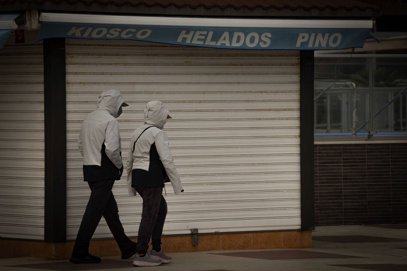 Una pareja pasea por la zona de Costa Lago, con muchos negocios cerrados (Toñi Guerrero).