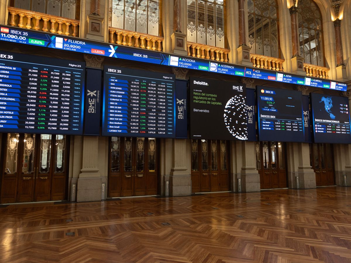 Foto: Paneles del Ibex 35 en el Palacio de la Bolsa. (Europa Press)