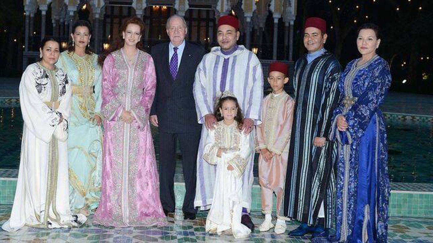 La familia real, con el rey Juan Carlos. De izq. a derecha: Lalla Asma, Lalla Meryem, Lalla Salma, el Rey emérito, Mohamed VI, Lalla Kadhija, Mulay Hassan, Mulay Rachid y Lalla Hasna. (CP)