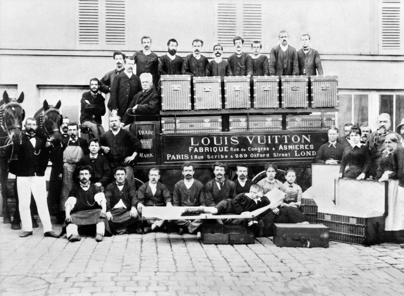 Louis, Georges y Gaston-Louis Vuitton posan junto a los artesanos de la fábrica de d'Asnieres-sur-Seine en 1888. (Imagen: Cortesía Louis Vuitton)
