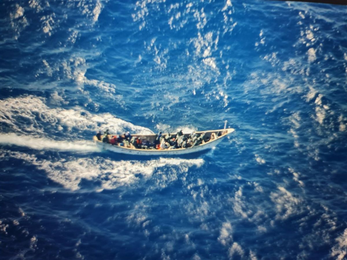 Foto: Vista aérea de un cayuco llegado a Canarias a finales de marzo. (EFE/Salvamento Marítimo)